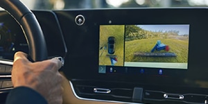 Painel do Chevrolet Equinox Turbo 2025 com visão da câmera 360° em tela digital