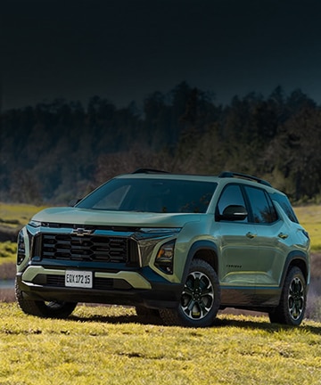 Novo Equinox Activ Turbo 2025 em um campo ensolarado, SUV com design moderno e robusto.